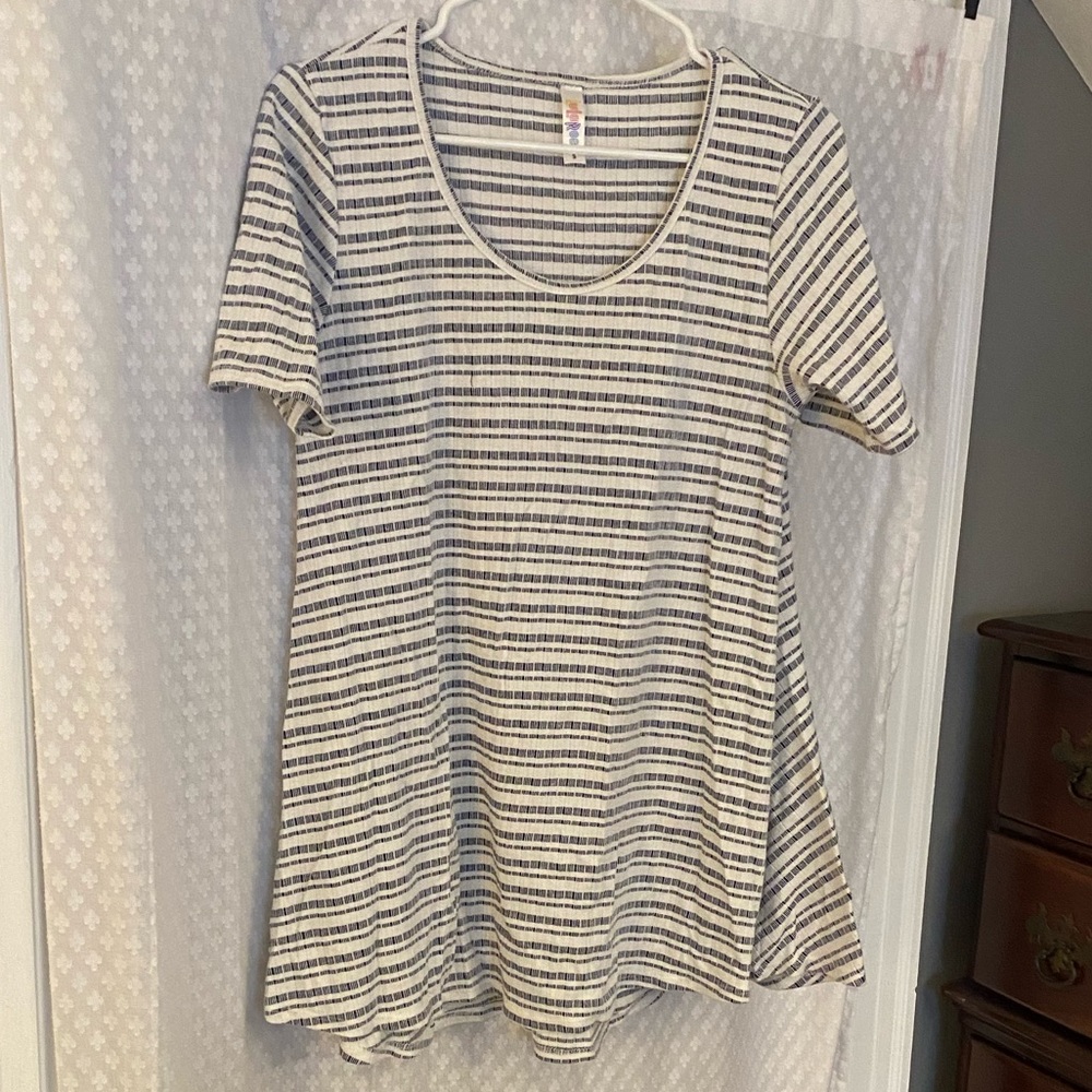Lularoe Perfect Tee Size S (4-6)